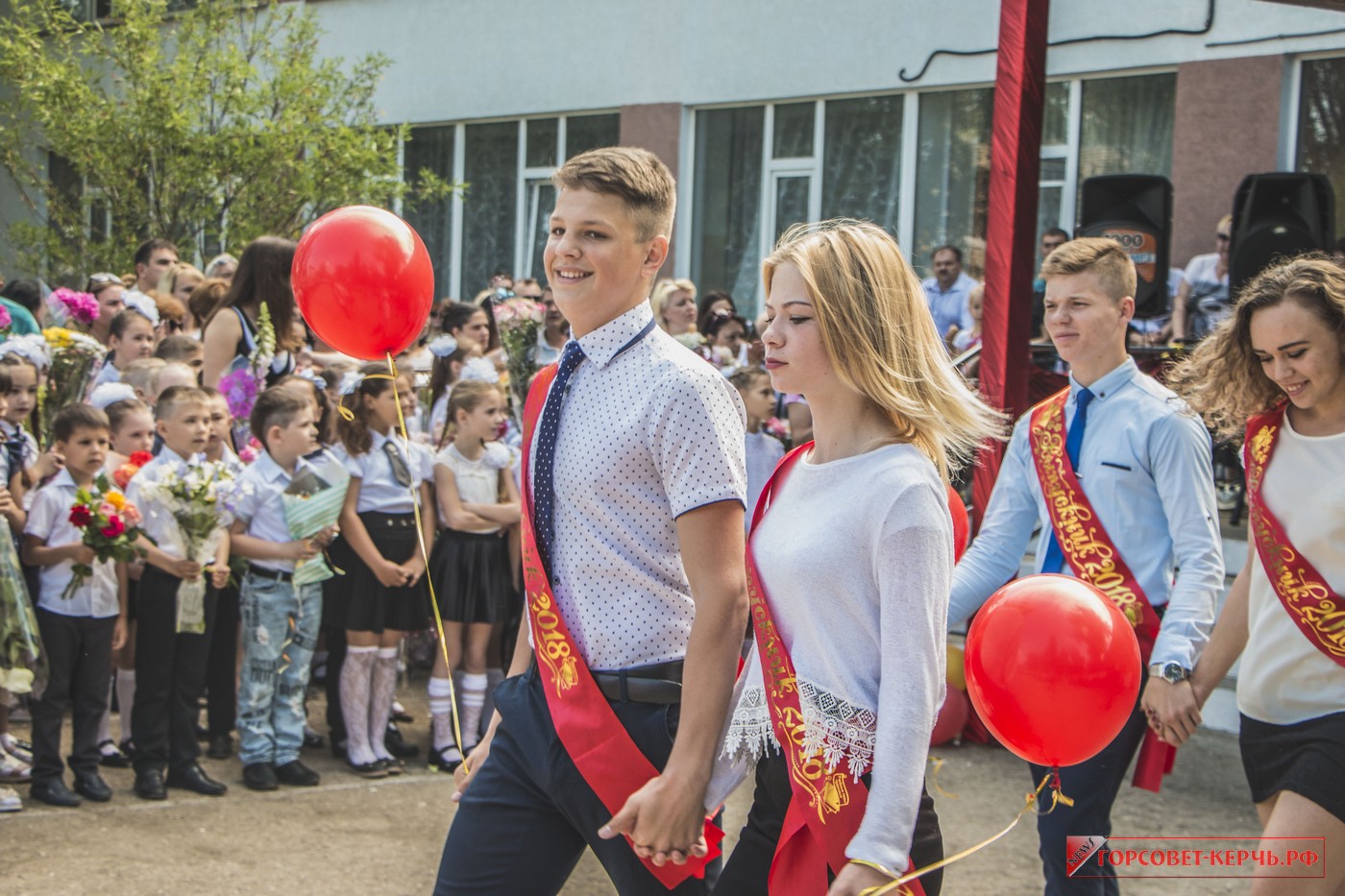 В школе №2 прозвенел последний звонок | 24.05.2018 | Керчь - БезФормата